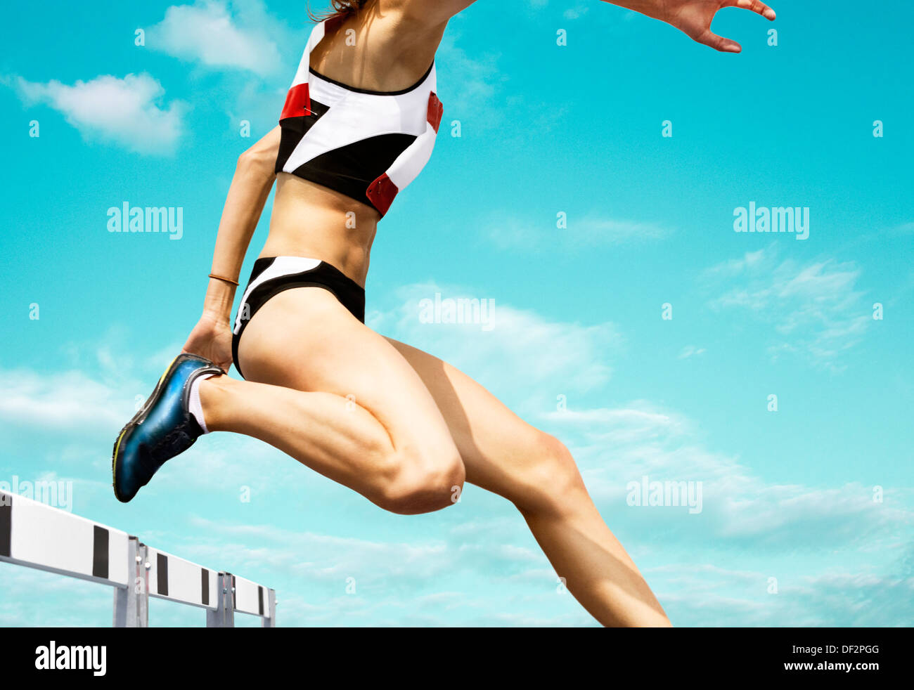 Ostacolo femmina runner saltando oltre l'ostacolo Foto Stock