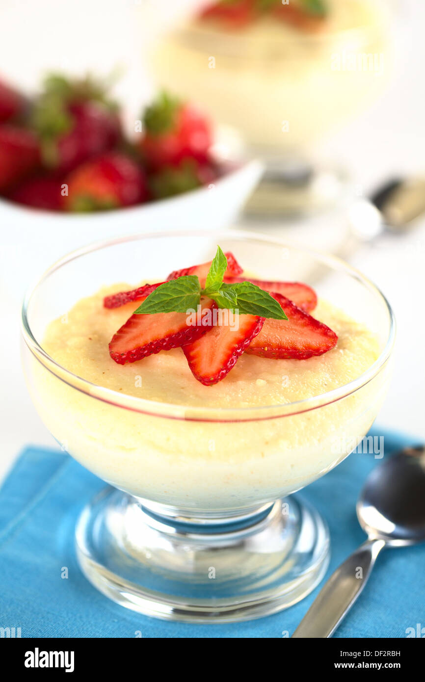 Budino di semolino con fette di fragola e menta (messa a fuoco selettiva, Focus sulla foglia di menta) Foto Stock