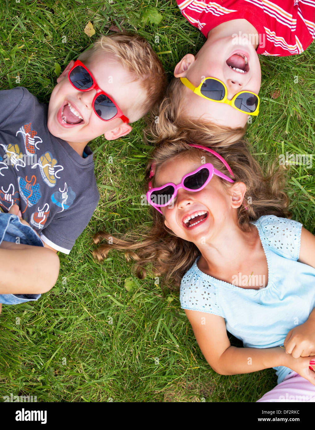Ridere i bambini rilassante durante il giorno di estate Foto Stock