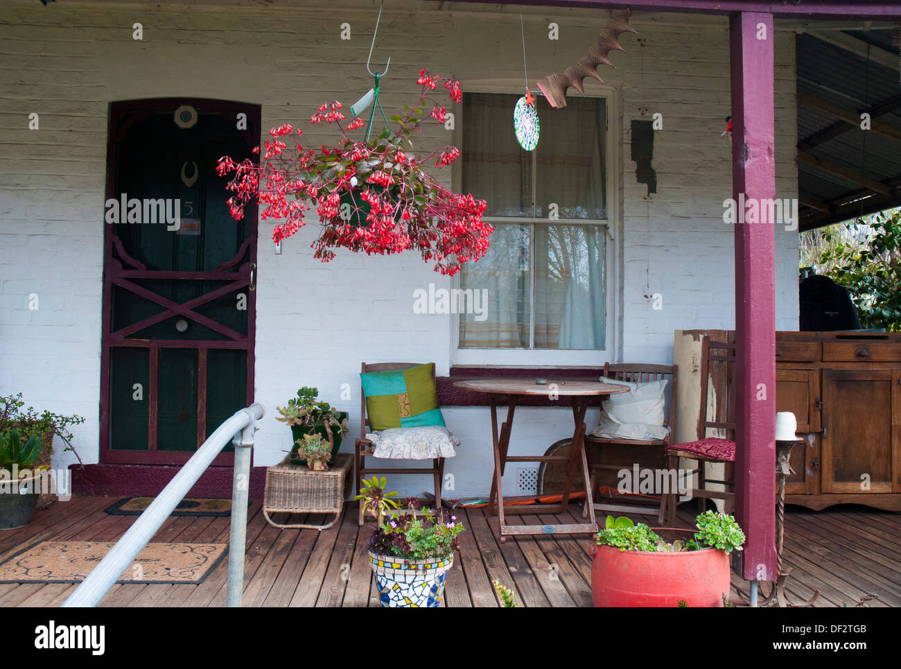 La veranda ingombra di una casa privata nella piccola cittadina di Yackandandah, nordest Victoria Foto Stock