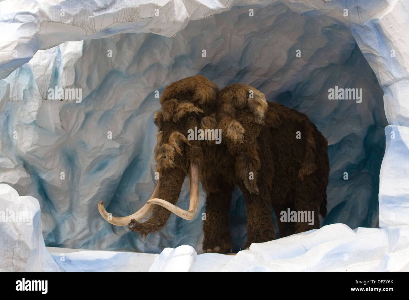 Il Wiener Prater Wurstelprater parco divertimenti Vienna mammut lanosi in una caverna di ghiaccio Foto Stock