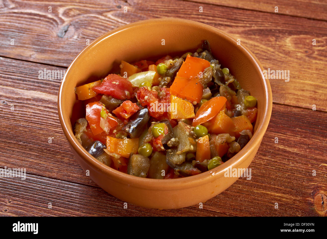 Il bulgaro e rumeno verdure stufato di paese - gyuvech.agriturismo cucina Foto Stock