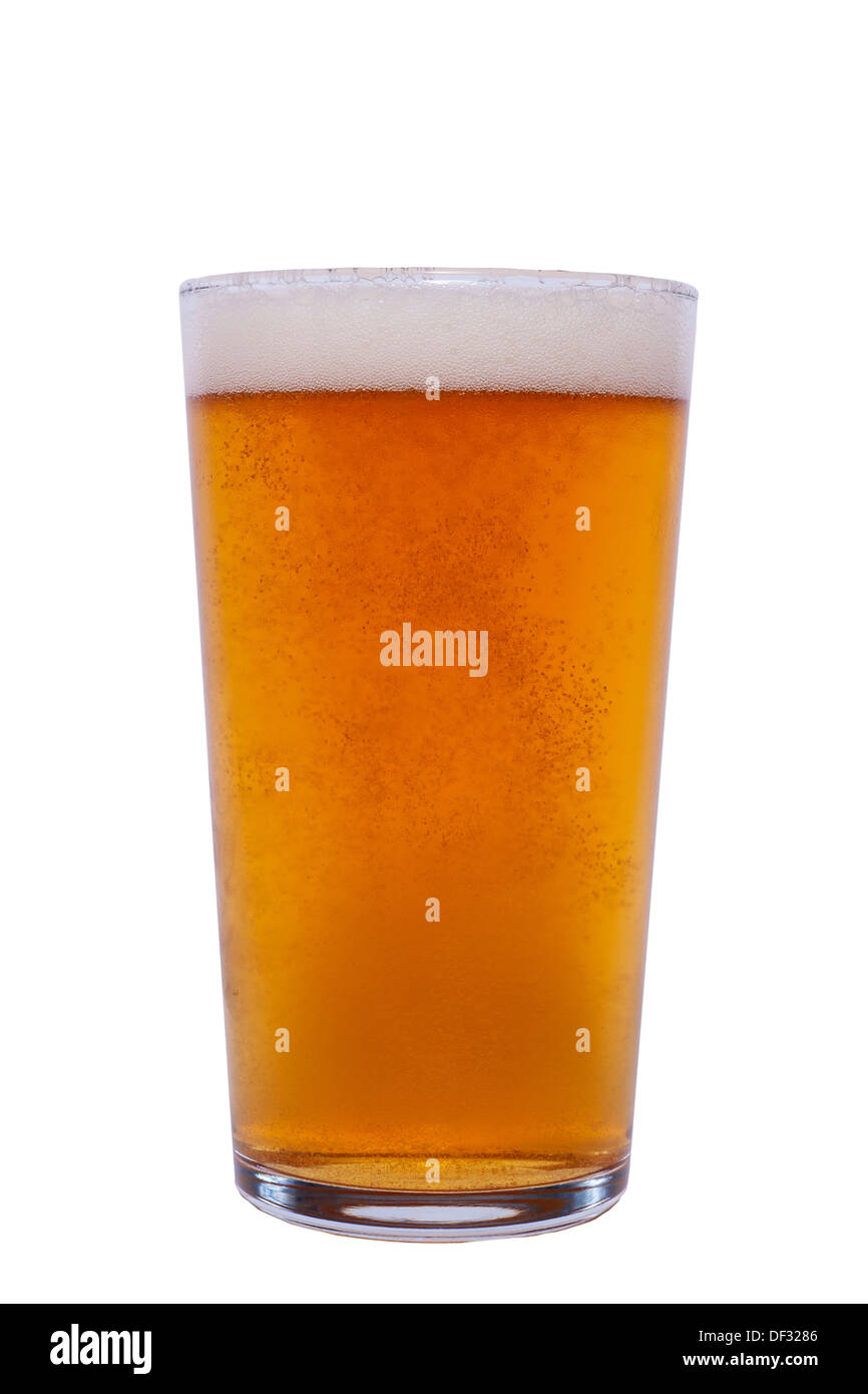 Una pinta di birra lager su sfondo bianco Foto Stock