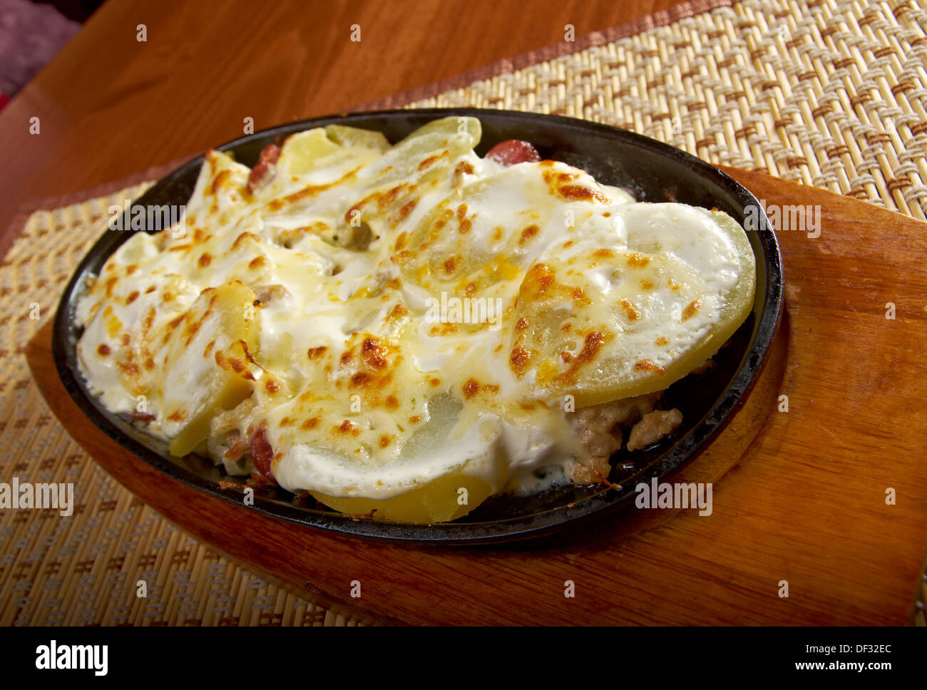 Uova fritte con patate e cipolline Foto Stock