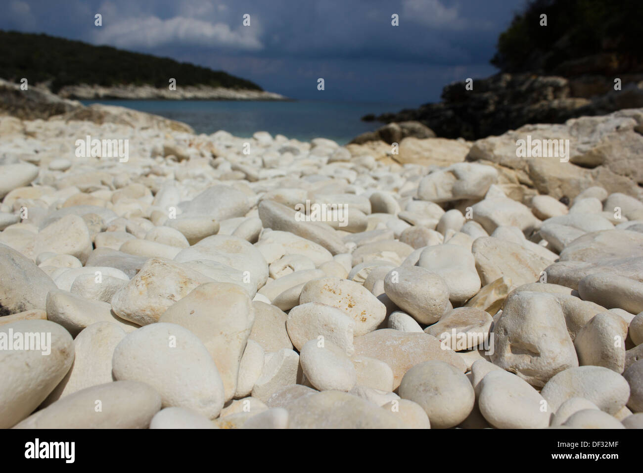 Appartata spiaggia di pietra Foto Stock