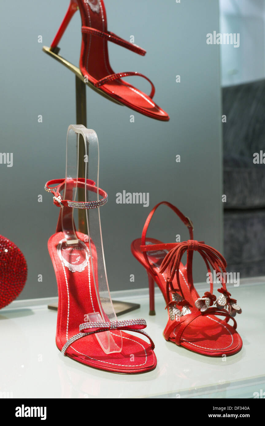 Rosso scarpe serale nella finestra della boutique Rene Caovilla. Venezia.  Italia Foto stock - Alamy