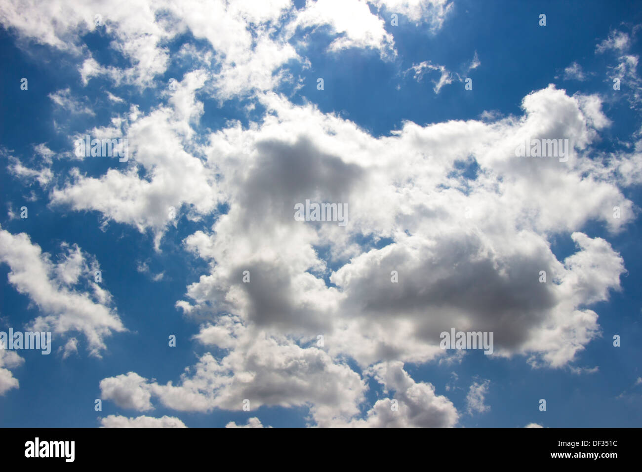 Puffy bianche nuvole contro un cielo blu Foto Stock
