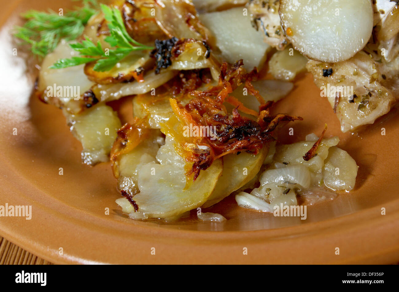 Patate al forno cunei.Cucina italiana Foto Stock