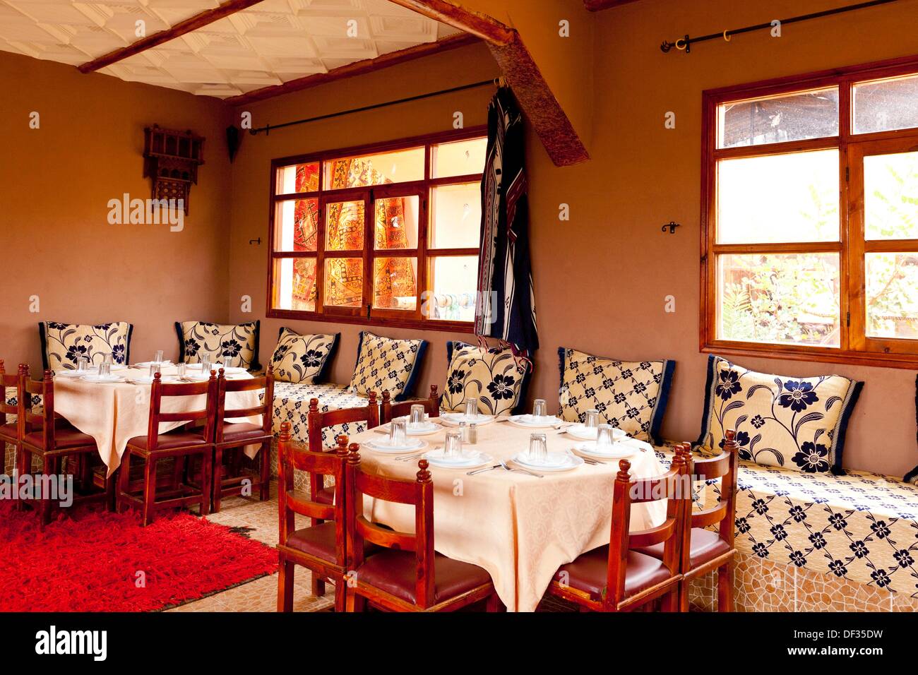 Architettura di interni e arredamento di un ristorante Marocchino nei pressi di Ait Benhaddou, Casbah, Marocco Foto Stock