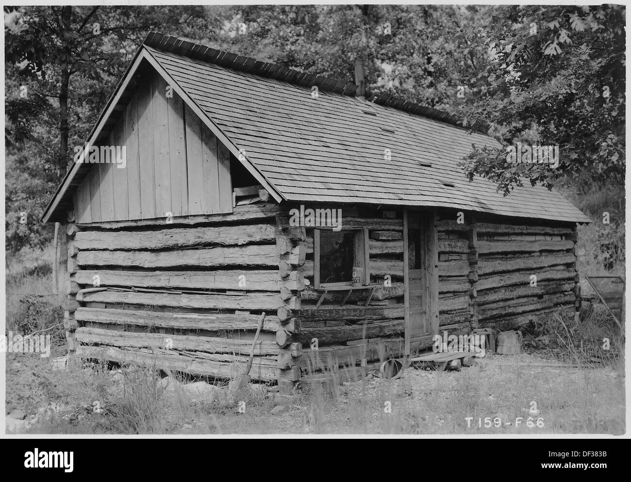 Una casa in legno abbandonata situata al confine tra le contee di Newton e McDonald. Questa immagine, tratta dagli Archivi nazionali degli Stati Uniti, raffigura una struttura in deterioramento, catturando il passare del tempo e la storia sbiadita degli insediamenti rurali. Foto Stock