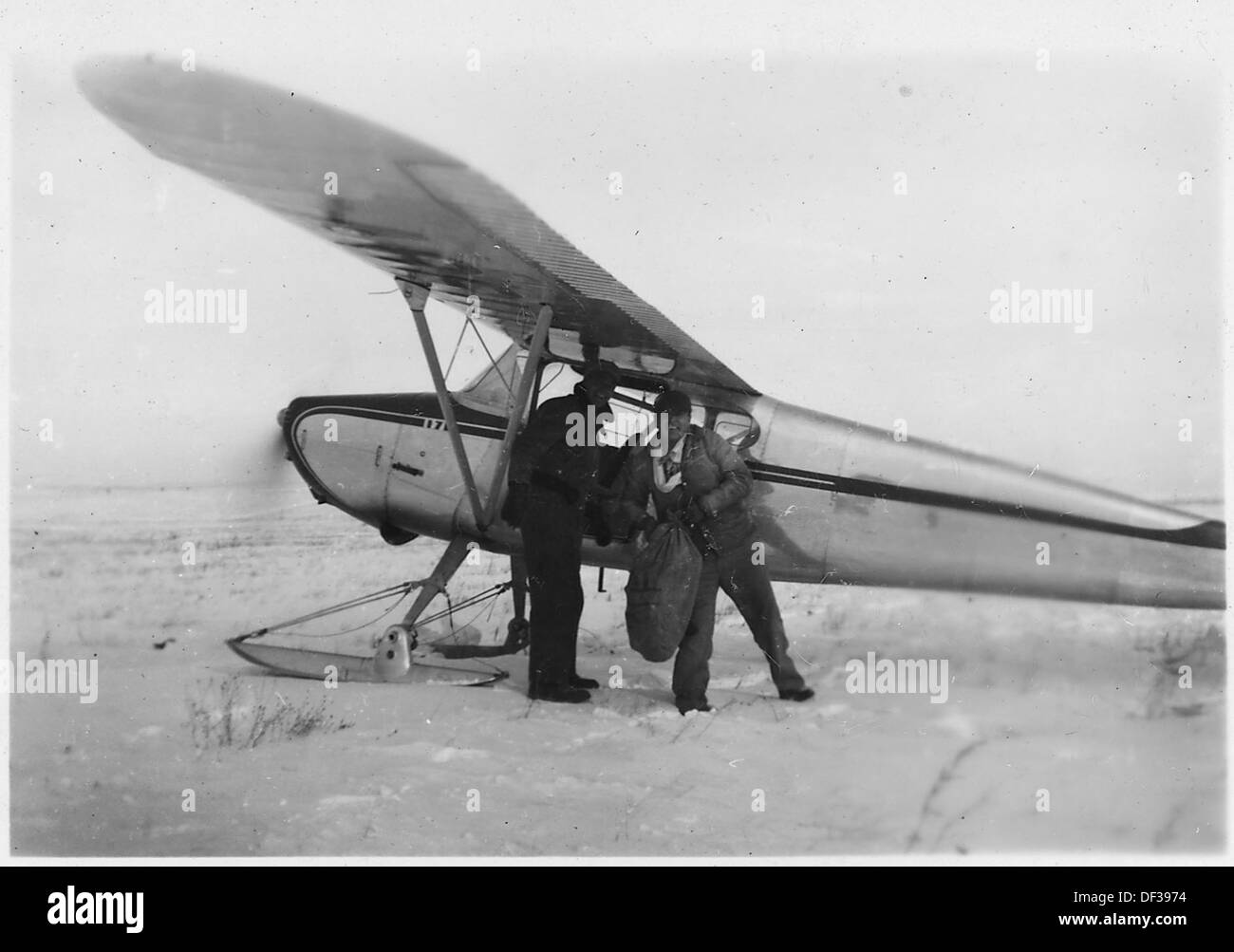 La fotografia mostra un aereo che consegna posta, un servizio comune nella storia dell'aviazione. Questo tipo di consegna della posta era essenziale all'inizio del XX secolo per collegare regioni lontane e garantire una comunicazione tempestiva. Foto Stock