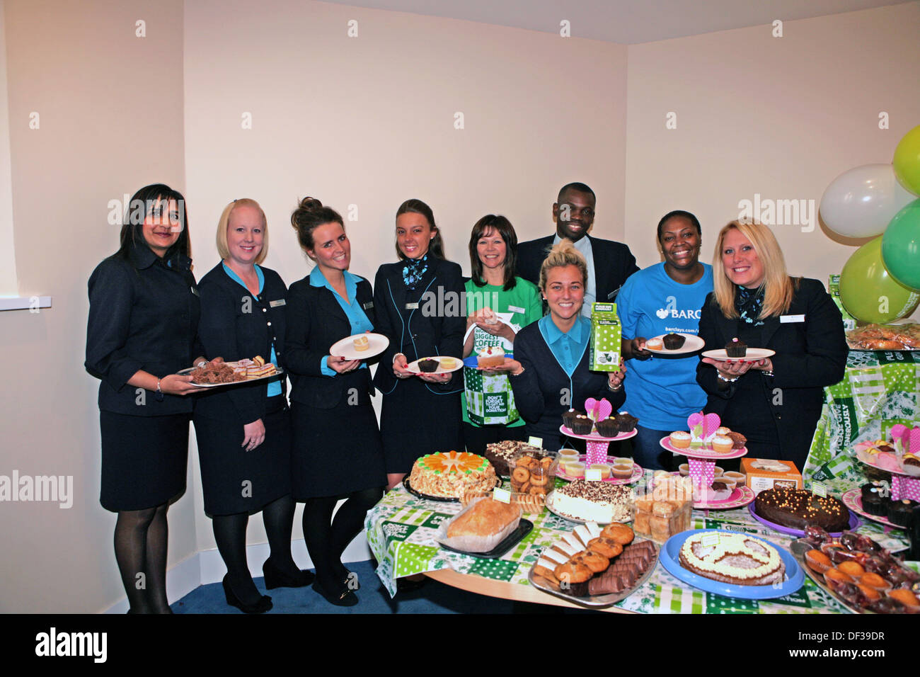 Bromley, Regno Unito. Il 27 settembre 2013. Barclays Bank personale fatta di torte e tenuto un caffè la mattina per Macmillan Cancer Suppor Credito: Keith Larby/Alamy Live News Foto Stock