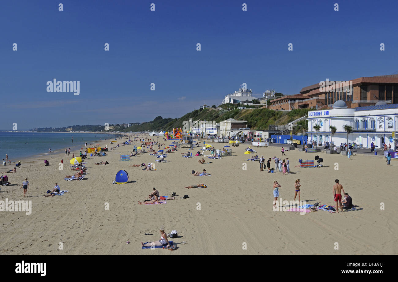 Vista lungo la spiaggia Bournemouth verso barene Dorset Inghilterra Foto Stock