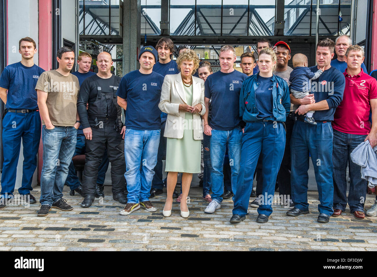 Londra, Regno Unito. Xxv Sep, 2013. Kate Hoey, MP per la Vauxhall, colloqui per l'Unione rep. I vigili del fuoco dalla Clapham stazione dei vigili del fuoco, che affrontavano la chiusura fino ad un recente rinvio, escono su quattro ore di sciopero su pensioni. Clapham, Londra, UK, 25 settembre 2013. © Guy Bell/Alamy Live News Foto Stock