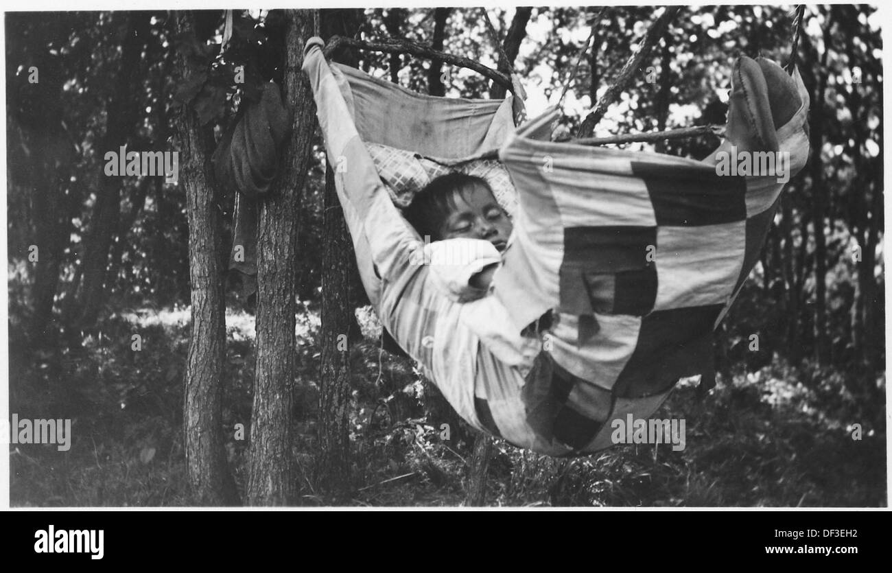 Il bambino dorme in un altalena sospesi tra gli alberi 285361 Foto Stock