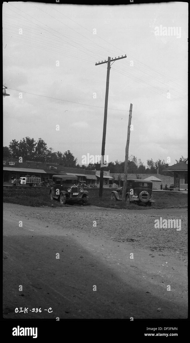 Una vecchia fotografia raffigurante il quartiere commerciale di Big Sandy Creek, Tennessee, che offre una vista storica della zona. L'immagine fa parte della collezione United States National Archives, che mostra le prime attività commerciali e le infrastrutture della città. Foto Stock