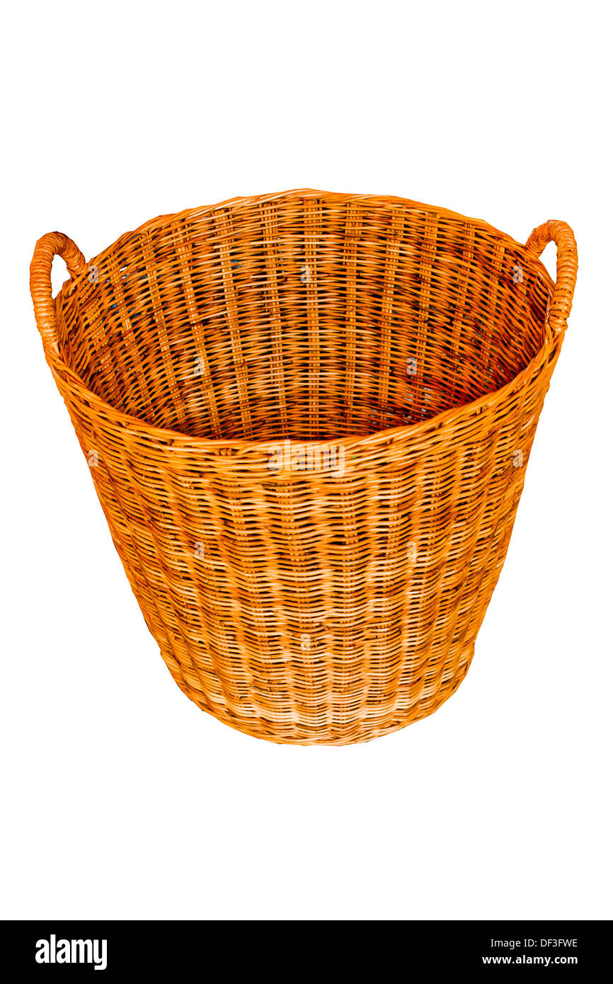 Casella di cestello rotondo in legno realizzato woody isolato naturale ruvida craft marrone vimini organico giallo wattled asta twist paglia fatti a mano vecchia Foto Stock