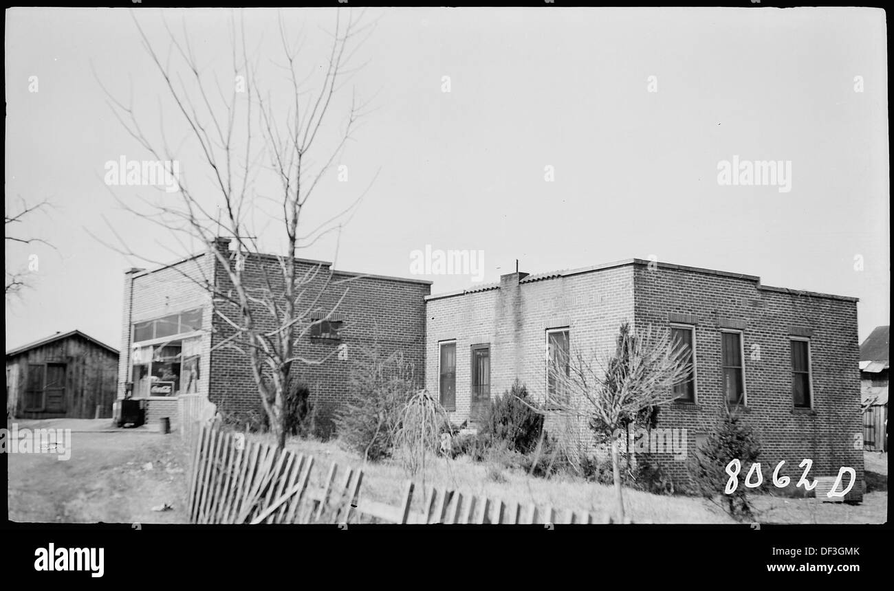 Questa immagine raffigura la casa e il negozio di H.T. Brackett, che riflette la sua vita di uomo d'affari e il suo doppio ruolo nella vita residenziale e commerciale. La foto cattura il suo ambiente personale e professionale. Foto Stock