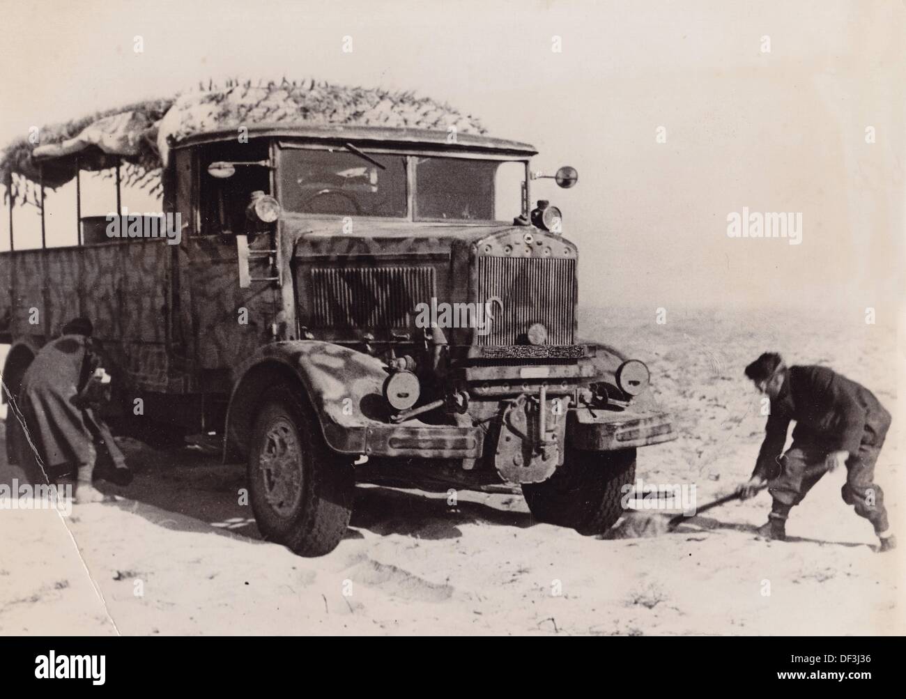 L'immagine della Propaganda nazista! Raffigura soldati della Wehrmacht tedesca che spalano sabbia per liberare un camion che si è bloccato nel deserto africano, pubblicato il 6 febbraio 1942. Luogo sconosciuto. Fotoarchiv für Zeitgeschichte Foto Stock