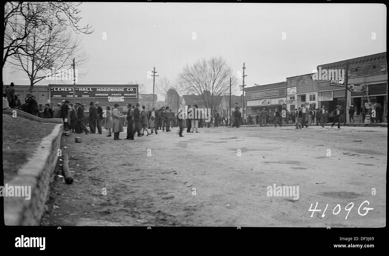 Questa immagine raffigura una sezione commerciale di una città sconosciuta degli Stati Uniti, mostrando edifici e commercio tipici della vita urbana americana dei primi anni del XX secolo. Foto Stock