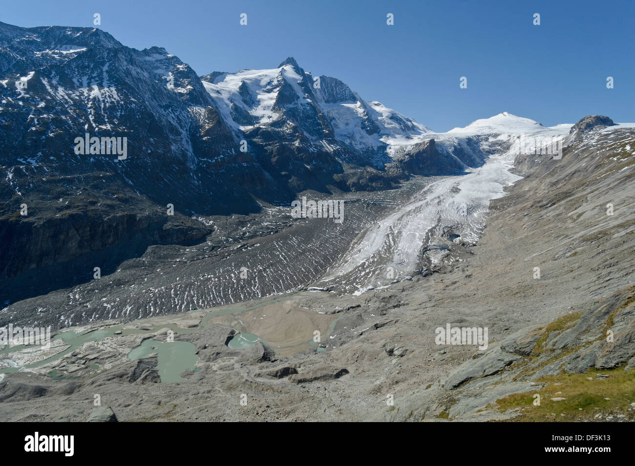 Austria / Hohe Tauern National Park - Impatti del cambiamento climatico: Fusione del ghiacciaio. Ghiacciaio Pasterze sotto il monte Grossglockner. Foto Stock