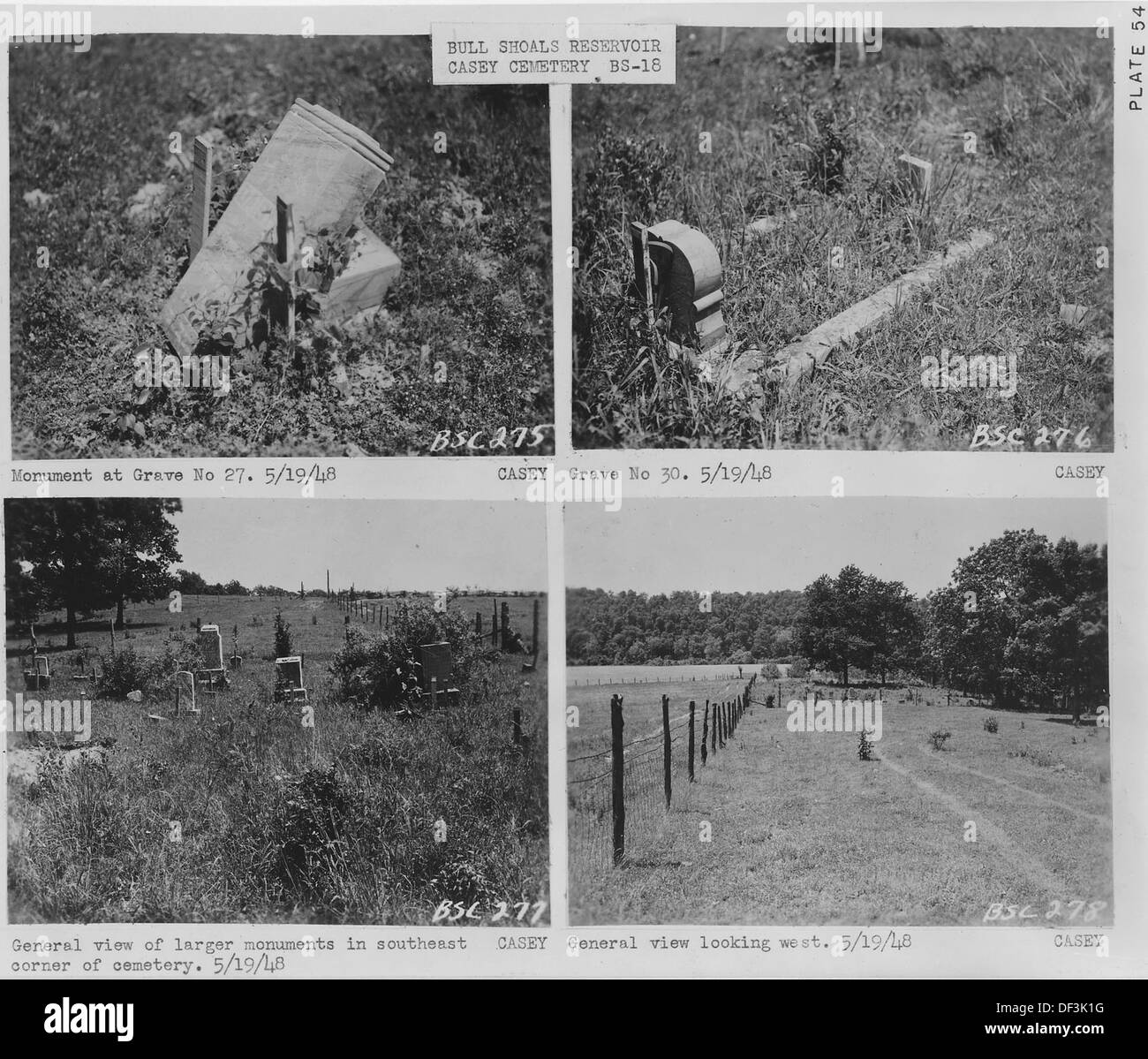 La fotografia mostra il cimitero di Casey, situato vicino al lago artificiale Bull Shoals nel Missouri sud-occidentale. Funge da sito storico, che riflette il patrimonio della regione e le tradizioni di sepoltura dei suoi primi coloni. Foto Stock