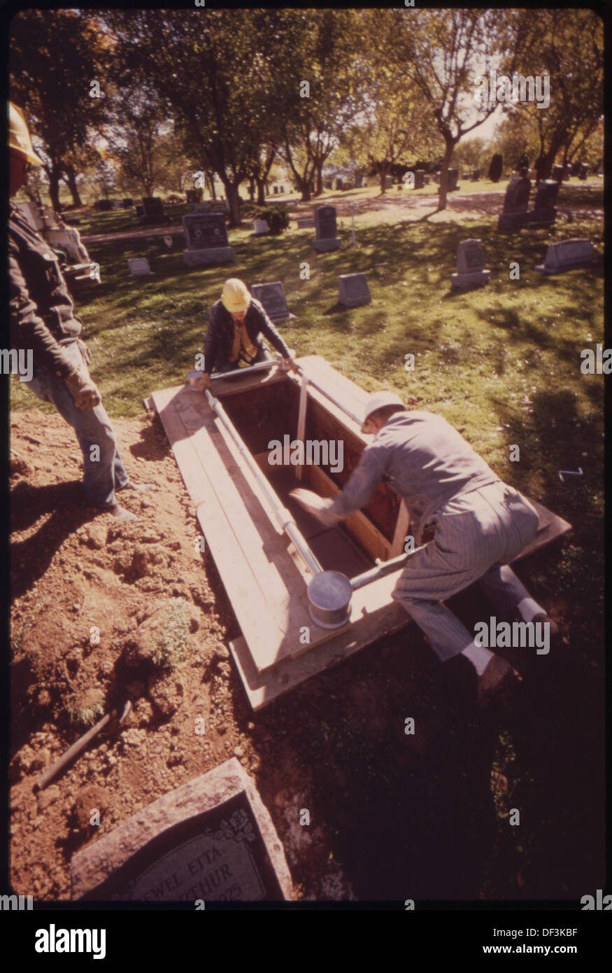 Questa fotografia mostra il cimitero di Rifle, una città del Colorado. L'immagine cattura la solennità del sito, evidenziando il suo significato storico e culturale come luogo di riposo per le generazioni passate nella regione. Foto Stock