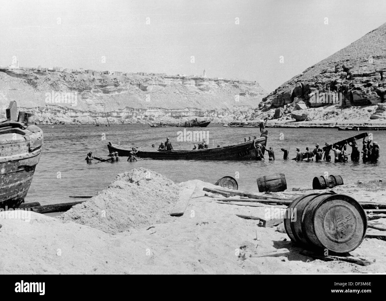 L'immagine della Propaganda nazista! Raffigura soldati tedeschi e italiani che svolgono lavori di salvataggio nel porto di Bardia sulla costa del Mar Mediterraneo, in Libia, dopo operazioni di difesa di successo contro le truppe inglesi, pubblicato il 18 dicembre 1941. Fotoarchiv für Zeitgeschichte Foto Stock