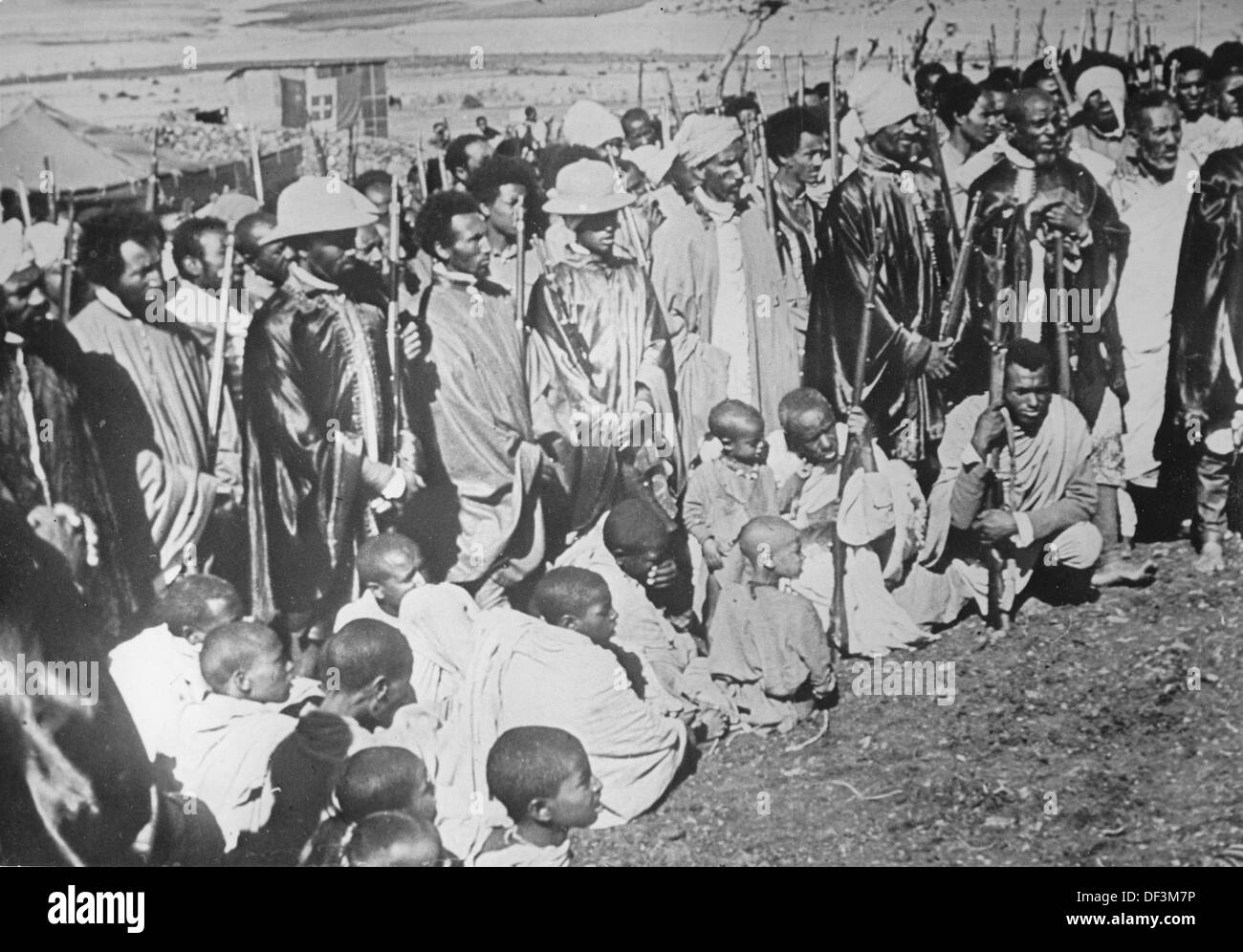 L'immagine della Propaganda nazista! Raffigura uomini e bambini locali con armi in Etiopia, pubblicato il 20 novembre 1940. Il testo sul retro dell'immagine recita: 'Un'immagine di Gonder (Africa orientale), che è difesa heoricamente dagli italiani. Una mozione di fiducia da parte della gente del posto di Gonder in occasione dell'anniversario della marcia su Roma". Fotoarchiv für Zeitgeschichte Foto Stock