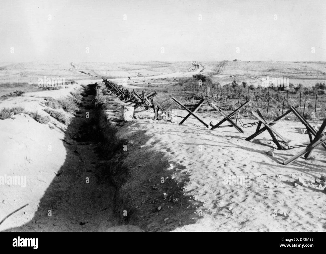 L'immagine della Propaganda nazista! Raffigura un fossato anticanatto con ricci cechi di metallo in Egitto, pubblicato il 5 agosto 1942. Luogo sconosciuto. Fotoarchiv für Zeitgeschichte Foto Stock