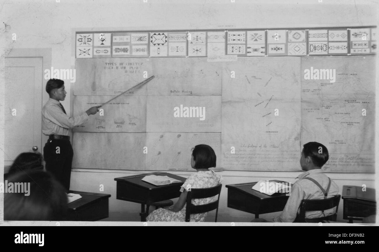 Una fotografia che raffigura una sessione di classe della United States Naval Academy, archiviata come parte dei registri storici della Marina degli Stati Uniti. Foto Stock