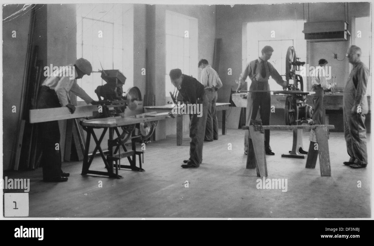 Questa fotografia mostra un corso presso la United States Naval Academy, che illustra la vita degli studenti e l'addestramento militare in una delle principali istituzioni militari degli Stati Uniti Foto Stock