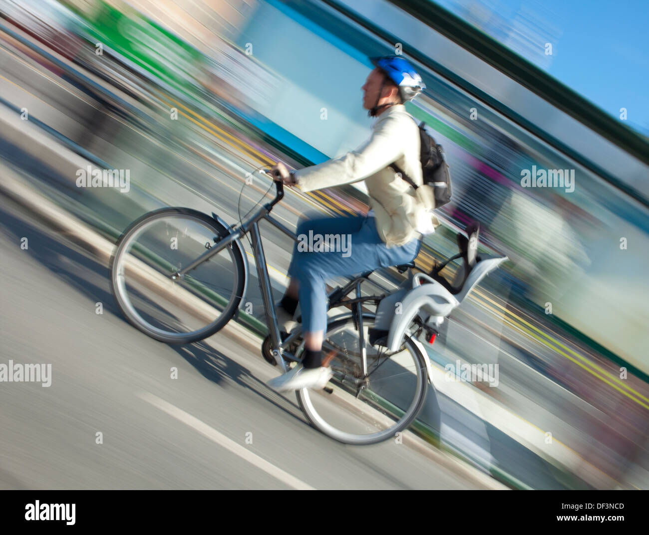 Stoccolma, Svezia - ciclista in una pista ciclabile Foto Stock