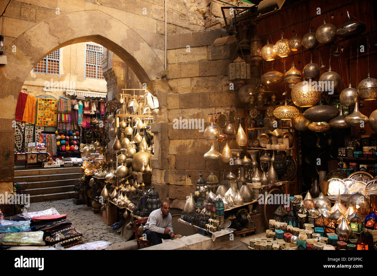Un venditore di lampade entro il Khan al Khalili, o souk, al Cairo, in Egitto. Foto Stock