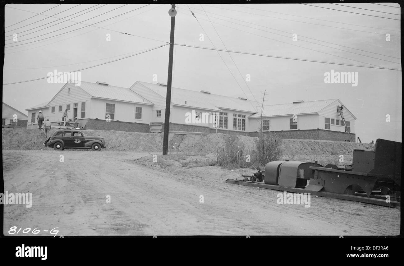 Una fotografia di un edificio della comunità, archiviata dagli United States National Archives, raffigurante una struttura più antica utilizzata per riunioni della comunità ed eventi pubblici. Foto Stock