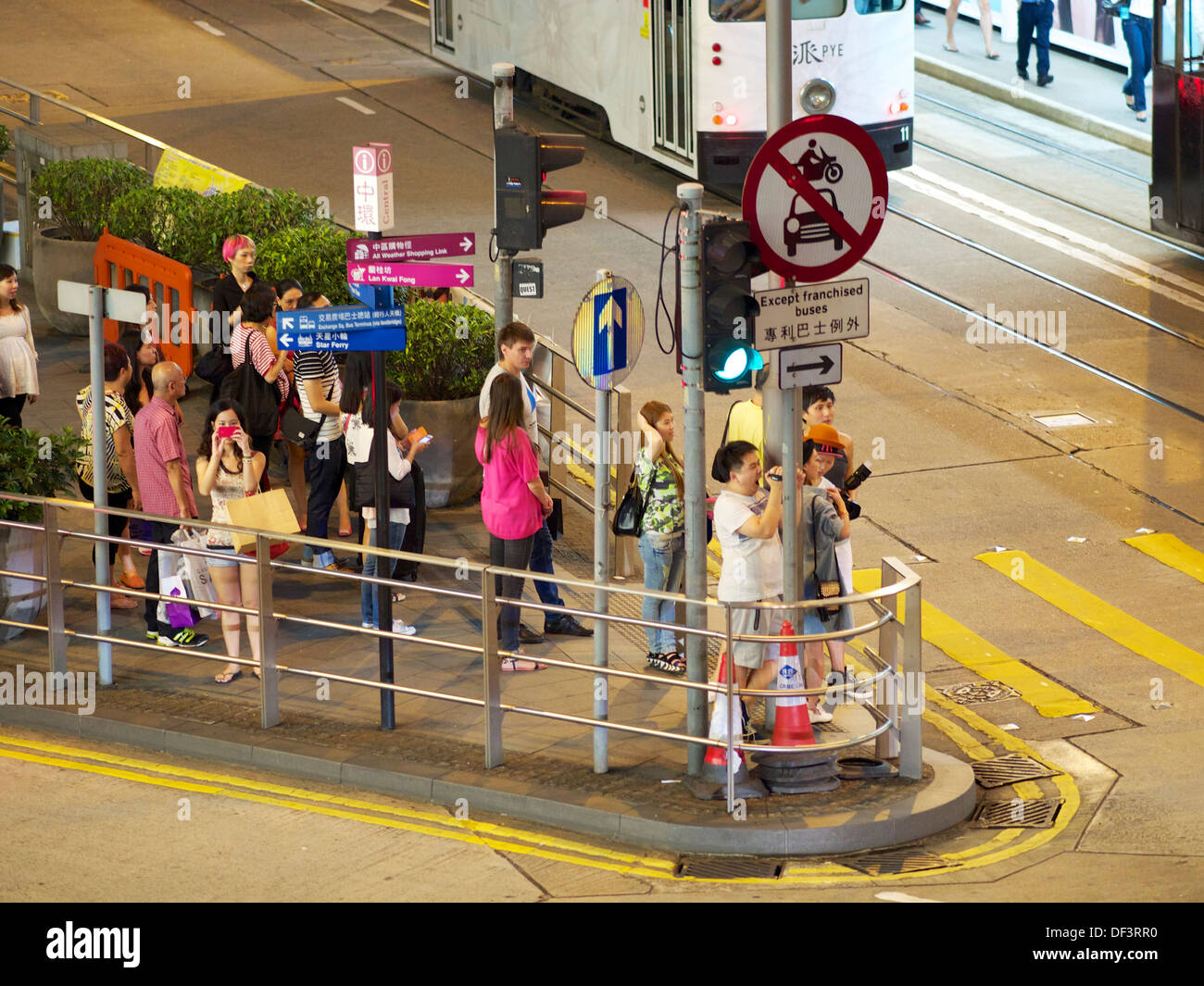 Pendolari sul loro modo a casa dal lavoro nel centro di Hong Kong Foto Stock