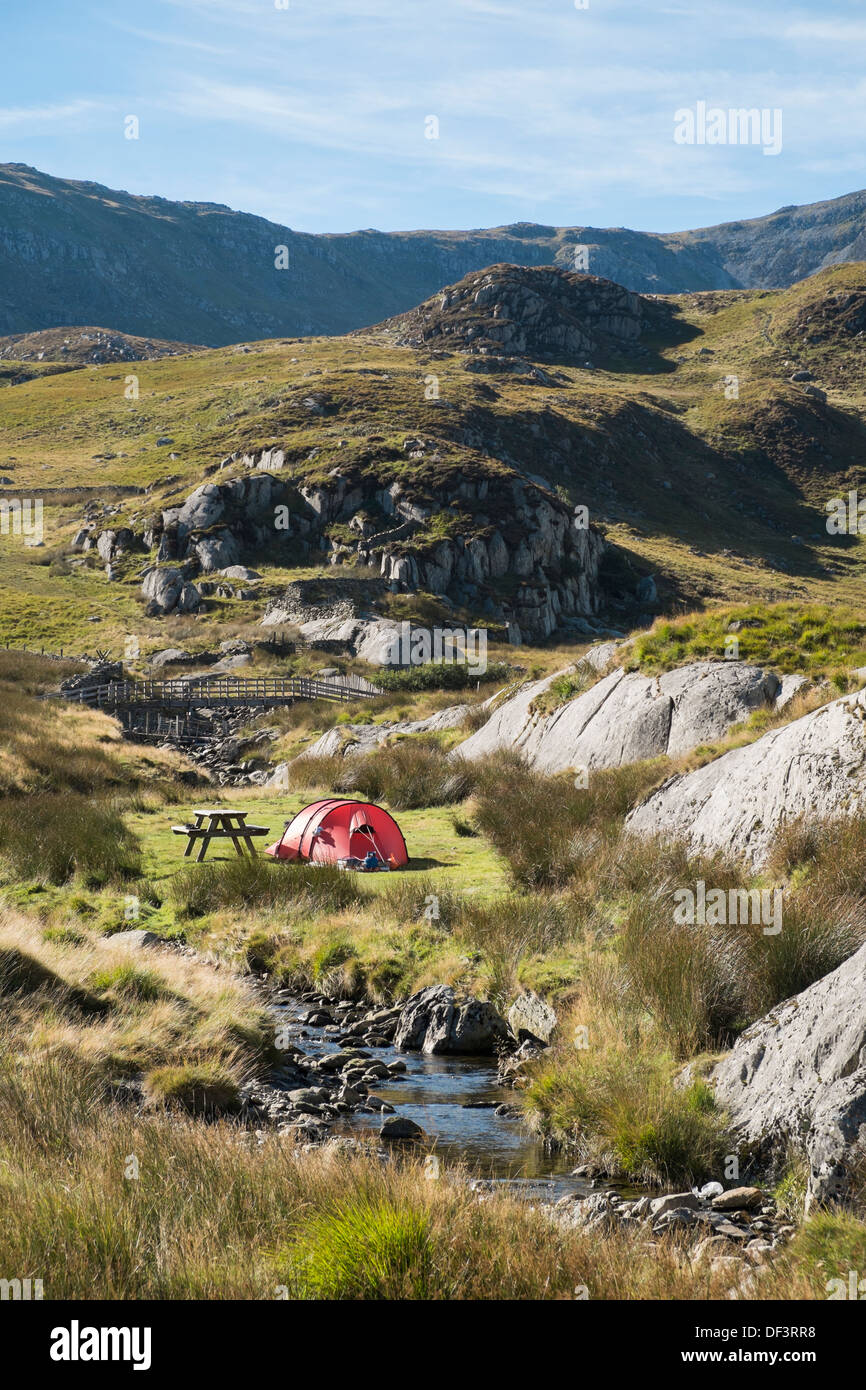 Tenda si accamparono presso un flusso su Willie's Farm campeggio nelle montagne del Parco Nazionale di Snowdonia Ogwen Valley North Wales UK Gran Bretagna Foto Stock