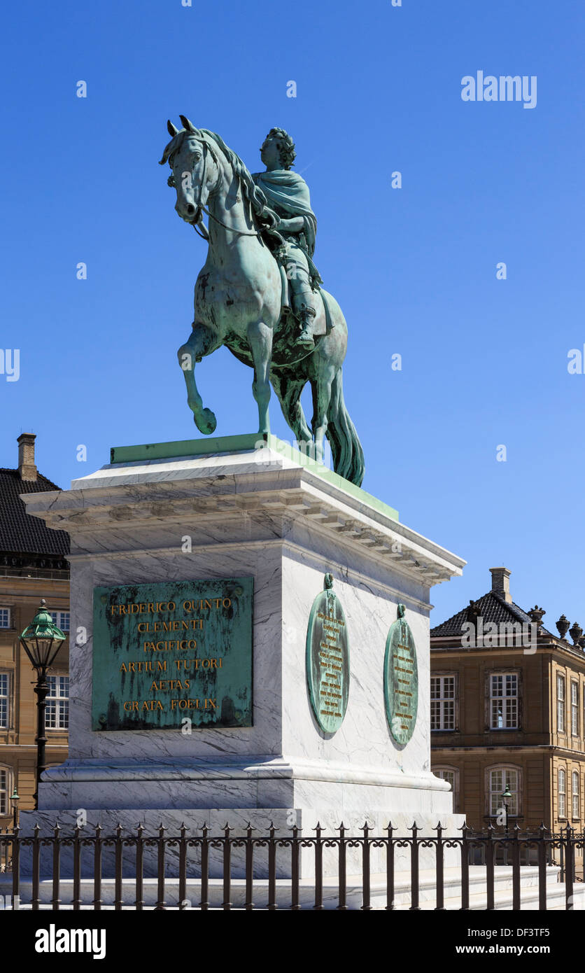 Statua equestre di Amalienborg del fondatore il re Federico V nel Palazzo Amalienborg cortile a Copenhagen, Danimarca e Scandinavia Foto Stock