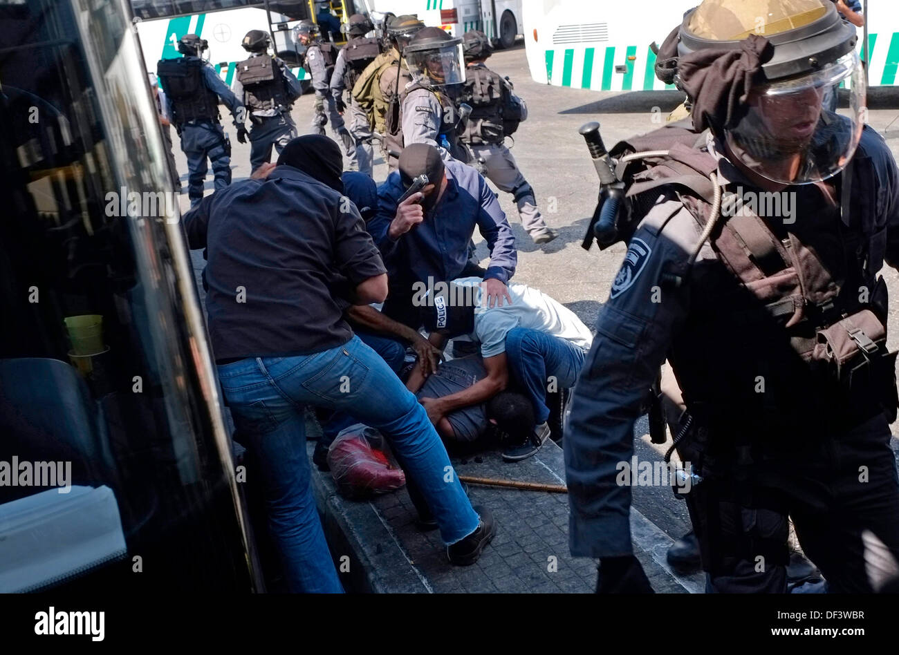 I poliziotti di abbigliamento in chiaro detengono un uomo palestinese a seguito di violenti scontri Con la polizia vicino alla porta di Damasco nella città vecchia Di Gerusalemme Foto Stock