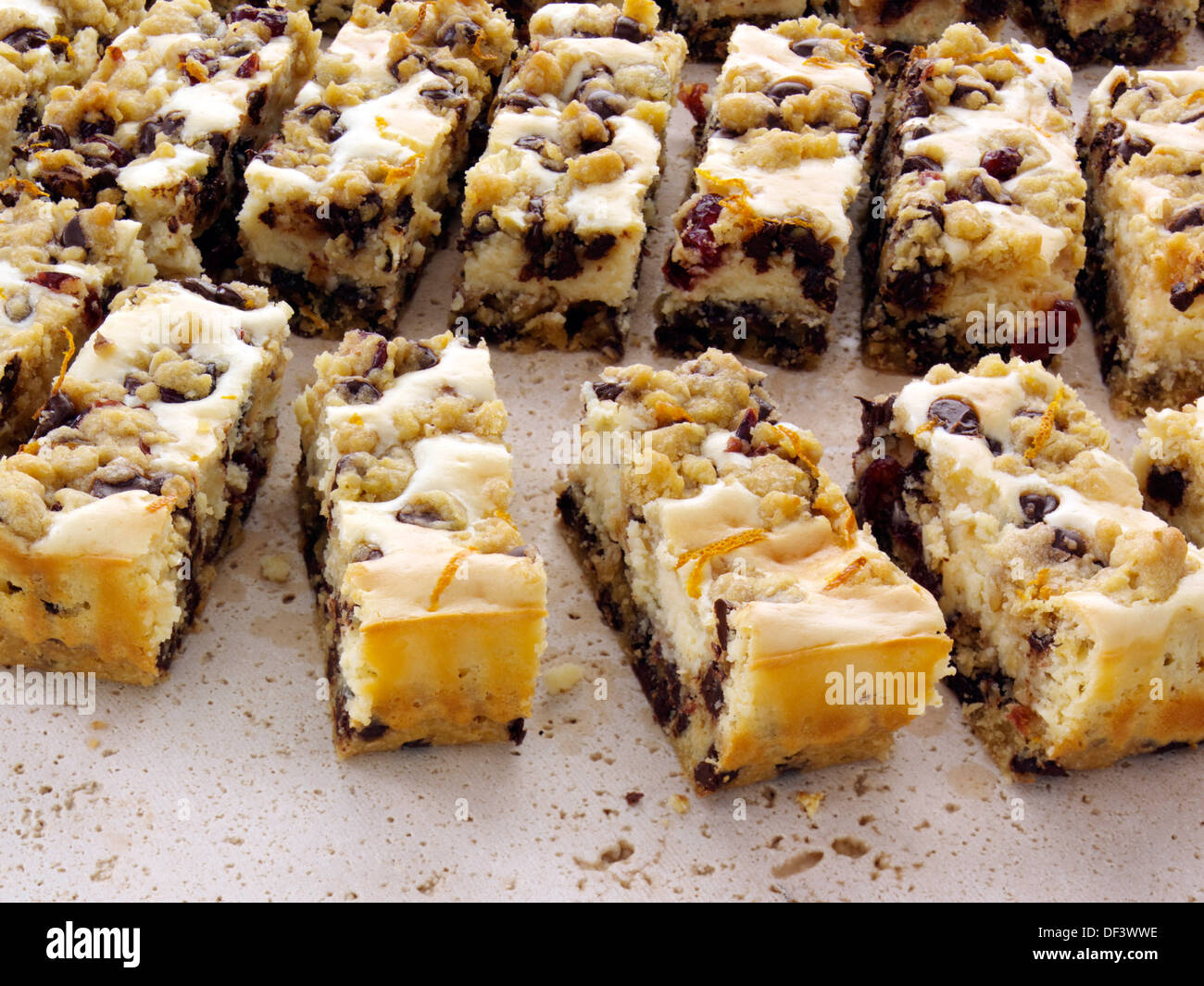Chocolate Chip di mirtillo palustre barre formaggio traybake Foto Stock