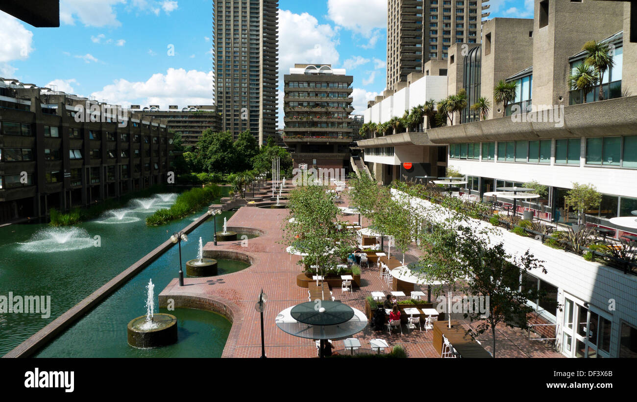 Fontana e tavoli fuori in terrazza sul lago piazza ristorante presso il Barbican Arts Centre Londra Inghilterra KATHY DEWITT Foto Stock