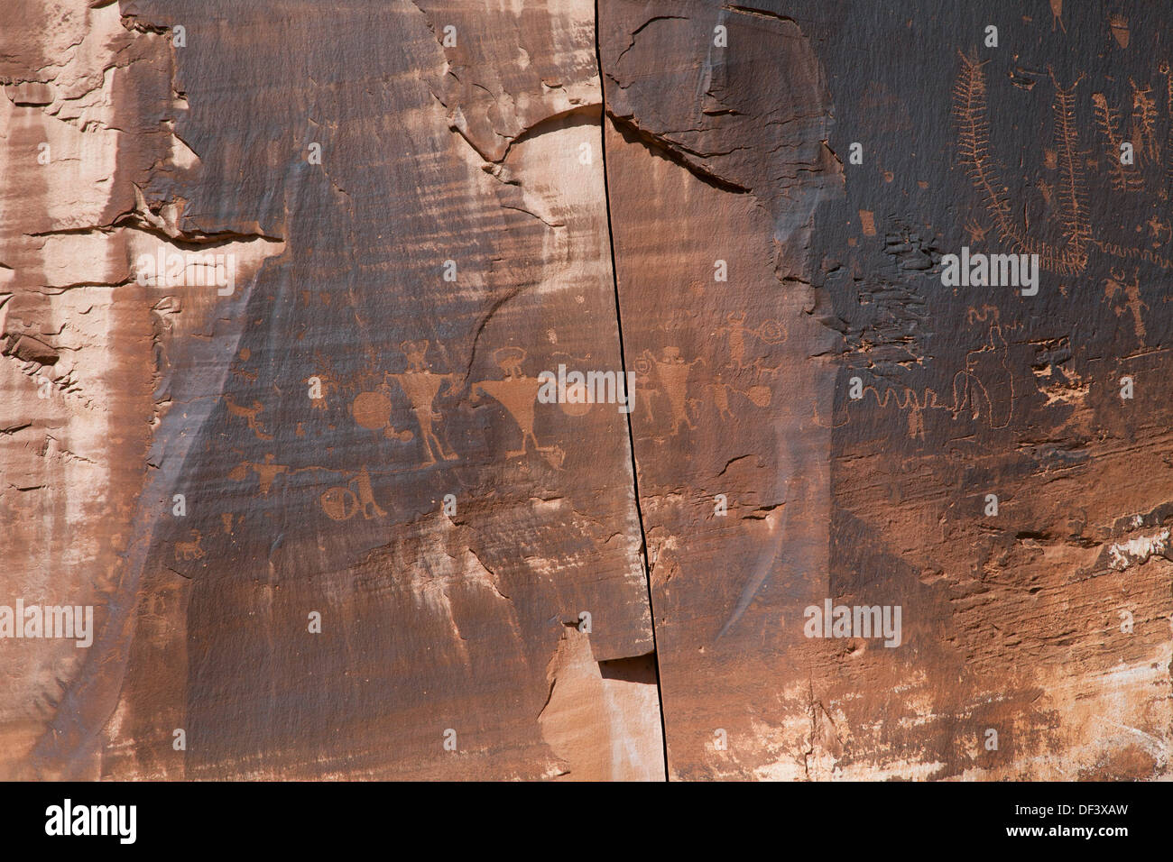 Petroglifi preistorici lungo il Fiume Colorado vicino a Moab, Utah. Foto Stock