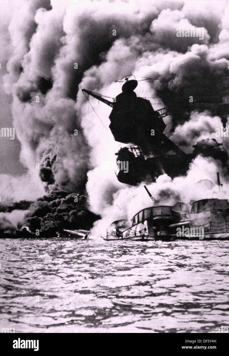 La distruzione della corazzata Arizona durante l'attacco giapponese a Pearl Harbor, Hawaii, 1941 Foto Stock