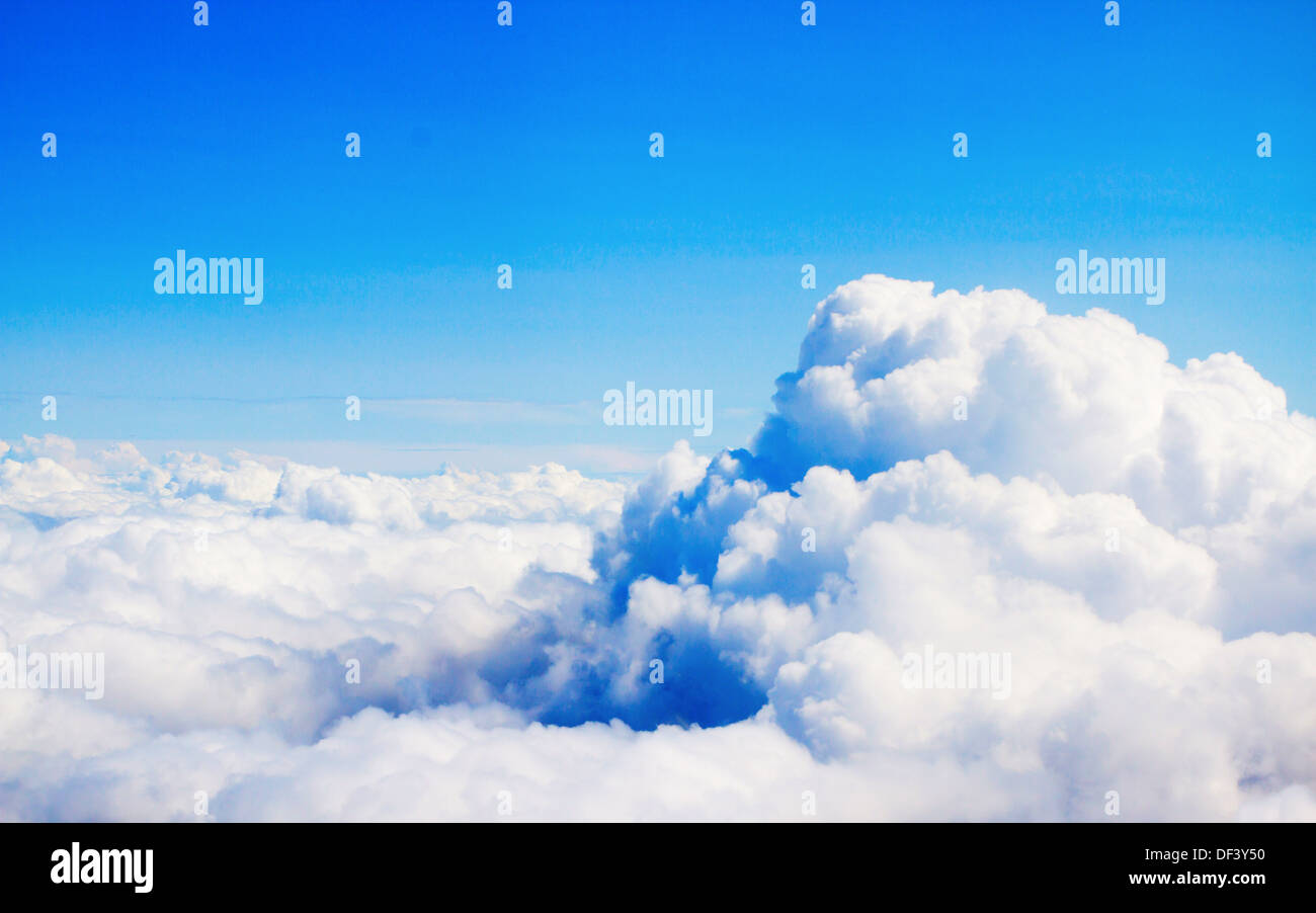 Vista delle nuvole di sopra, un sacco di spazio libero e bello per un utilizzo come sfondo Foto Stock