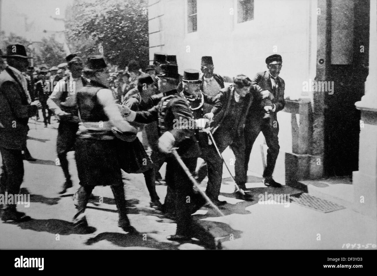 Arresto della prima bomba Thrower, Nedeljko Cabrinovic, nell'assassinio dell'arciduca Francesco Ferdinando e la moglie, Sarajevo, Bosnia, 1914 Foto Stock