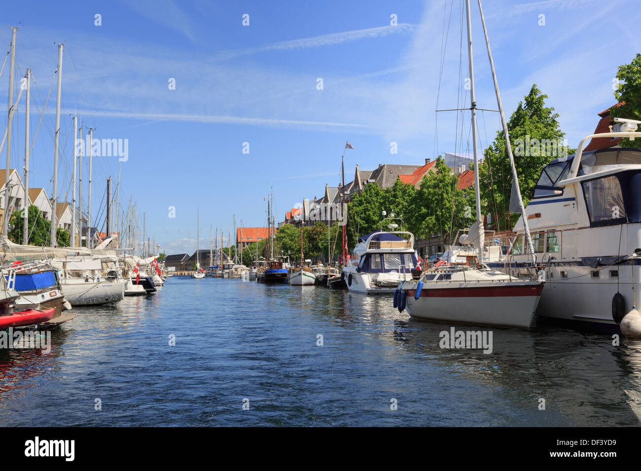 Ormeggiate barche, barche e leisurecraft su Christianshavns Kanal, Overgaden, Christianshavn, Copenaghen, Zelanda, Danimarca Foto Stock