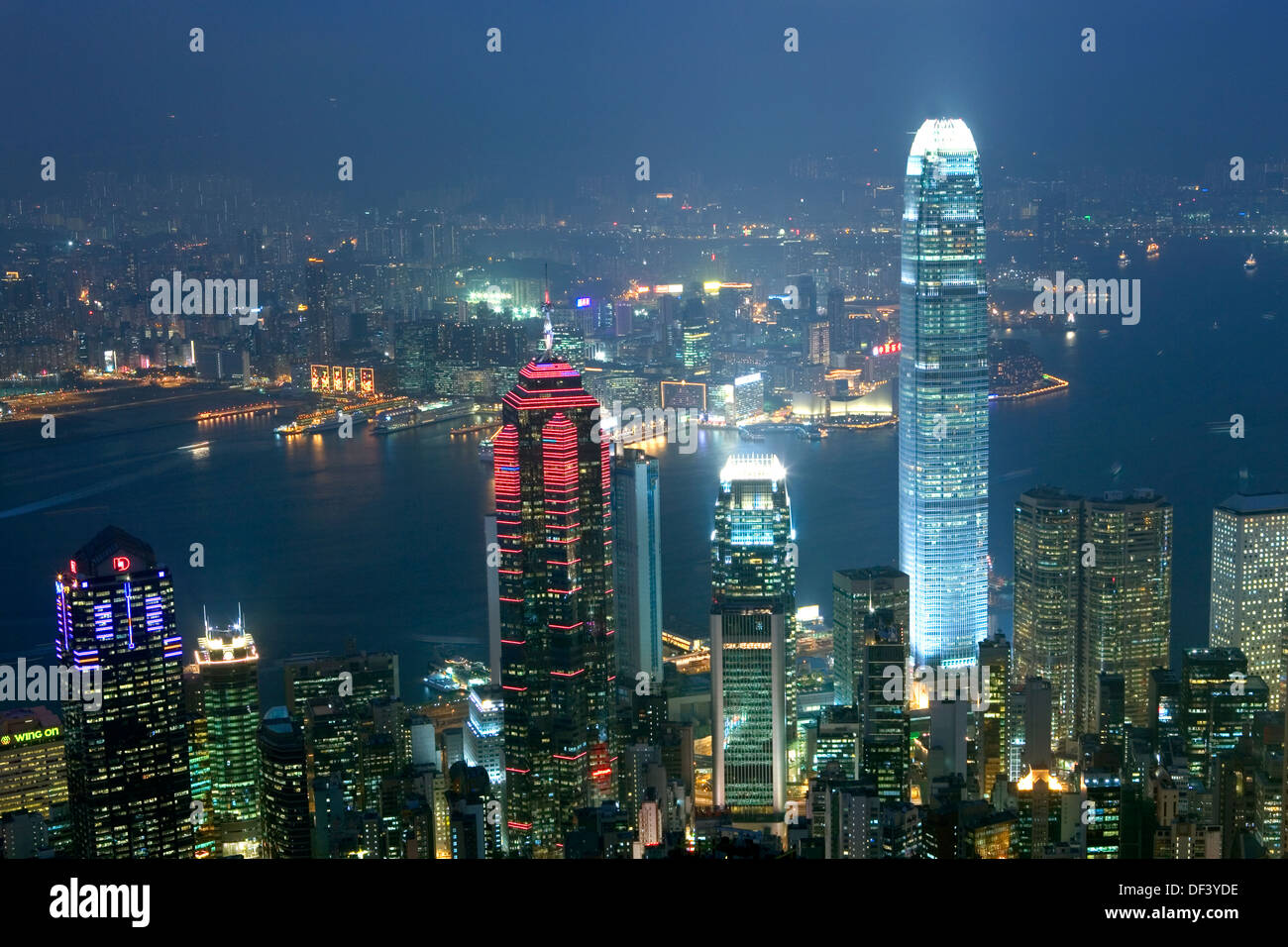 Hong Kong, Cina, skyline notturno da Victoria Peak Foto Stock