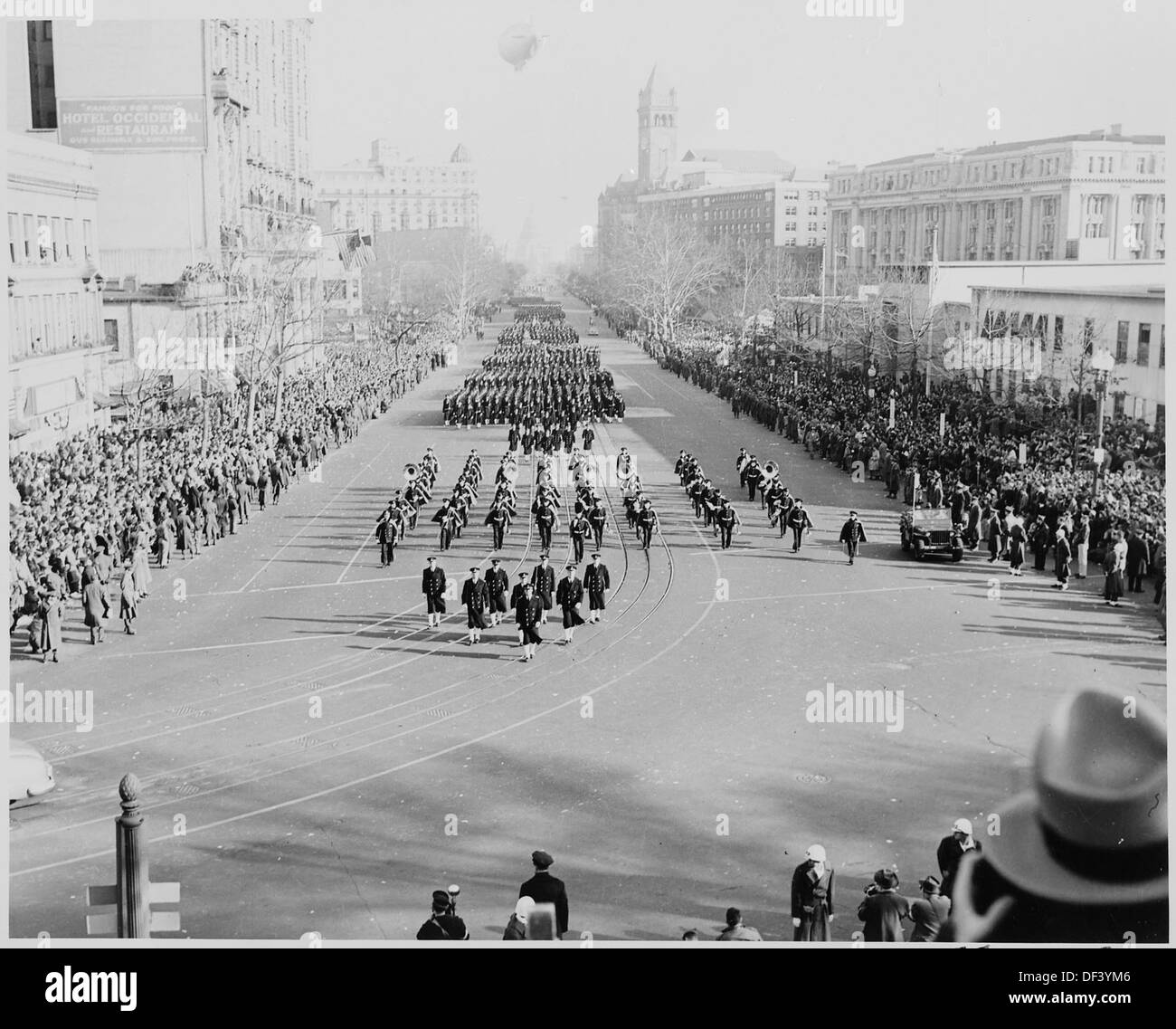 Una visione lontana della parata inaugurale del presidente Harry S. Truman, che mostra la celebrazione pubblica e la presenza militare all'evento 1949. Foto Stock