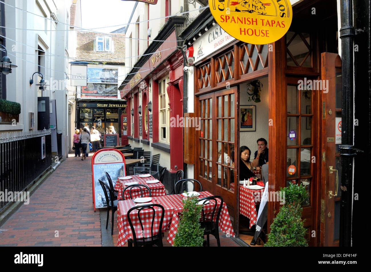 Brighton, East Sussex, Inghilterra, Regno Unito. Negozi e caffetterie in unione Street - le corsie Foto Stock