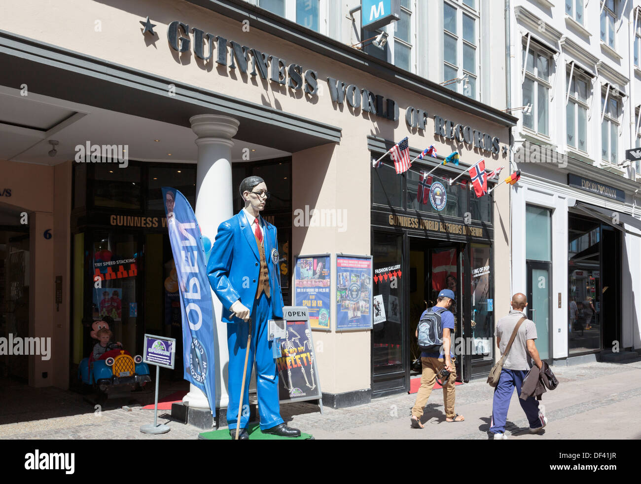 Due persone dalla figura di più alte del mondo al di fuori dell'uomo Guinness World Record del museo in via pedonale Stroget street, Copenhagen, Danimarca Foto Stock